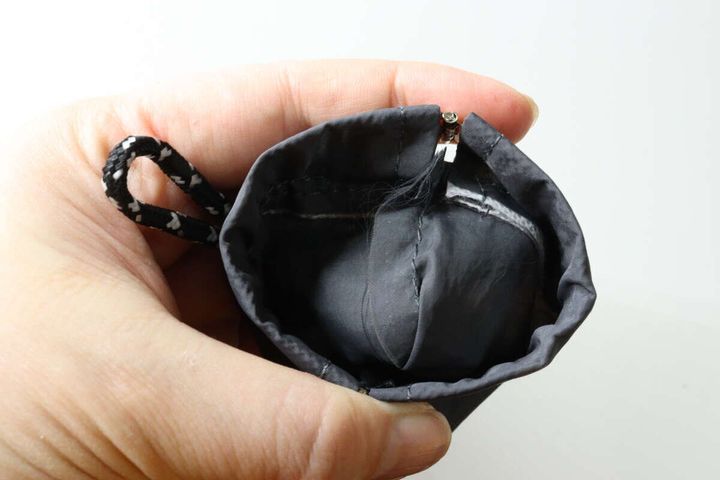 ダイソーのループ付バネ口ポーチを開く