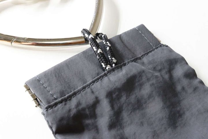 ダイソーのループ付バネ口ポーチを引っ掛ける