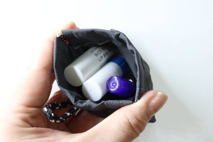 ダイソーのループ付バネ口ポーチに小物を入れる