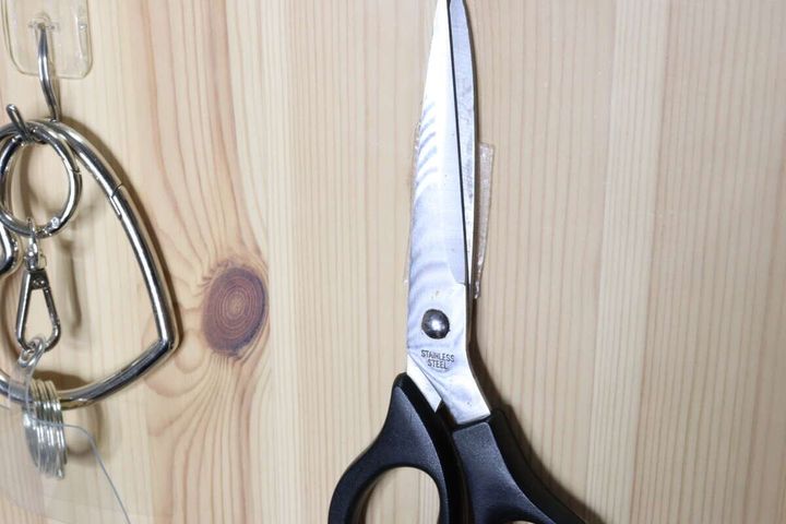 ダイソーの手で切れる 剥せる両面粘着ゲルテープでハサミを固定する