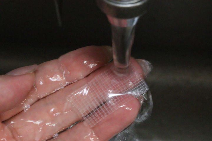 ダイソーの手で切れる 剥せる両面粘着ゲルテープを濡らす