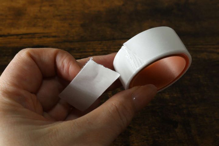 ダイソーの手で切れる 剥せる両面粘着ゲルテープをちぎる