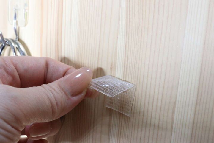 ダイソーの手で切れる 剥せる両面粘着ゲルテープを剝がす