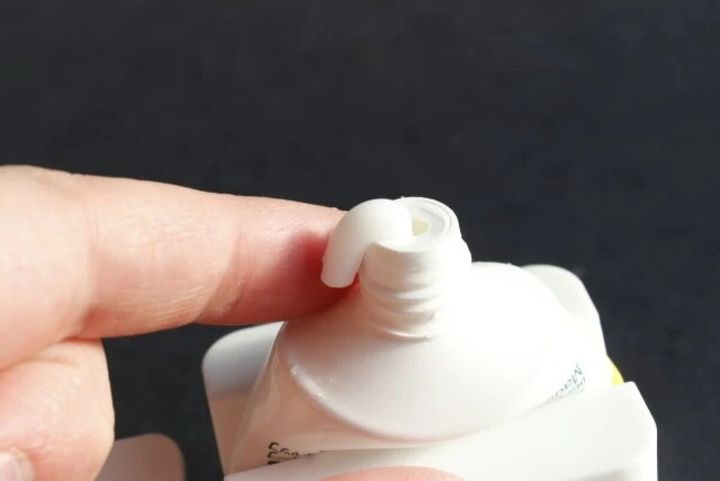 ダイソーの立てて使えるチューブ絞りで中身を出す