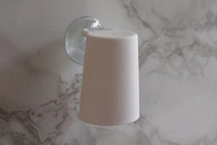 ダイソーの水切れがいい マウスウォッシュ用コップ 専用吸盤付きの使用例
