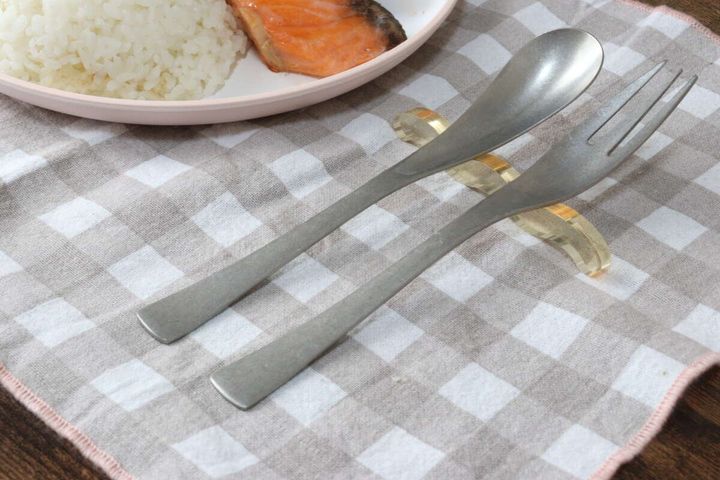 セリアのカトラリーレスト うねうねにフォームとスプーンを置く