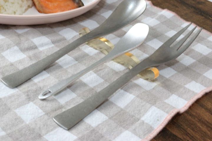 セリアのカトラリーレスト うねうねにフォークとスプーン2本置く