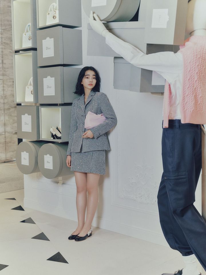 「バー」ジャケット ￥870,000 スカート ￥270,000（2月19日発売予定） 「ディオール ボウ」バッグ スモール ￥630,000 「ジャディオール」バレリーナ ￥140,000／全てDIOR