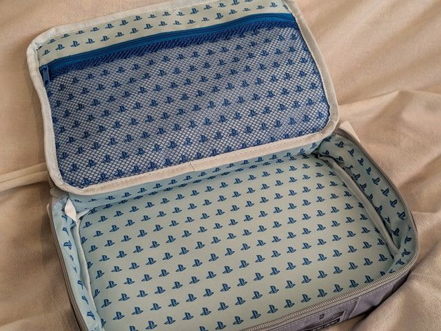 初代PlayStation™ マルチケース 内側 総柄裏地とジップポケット