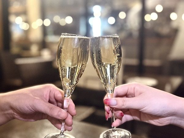 飲食店・レジャー施設をお得に利用！お得も映えも叶えるサブスクサービス「nom」