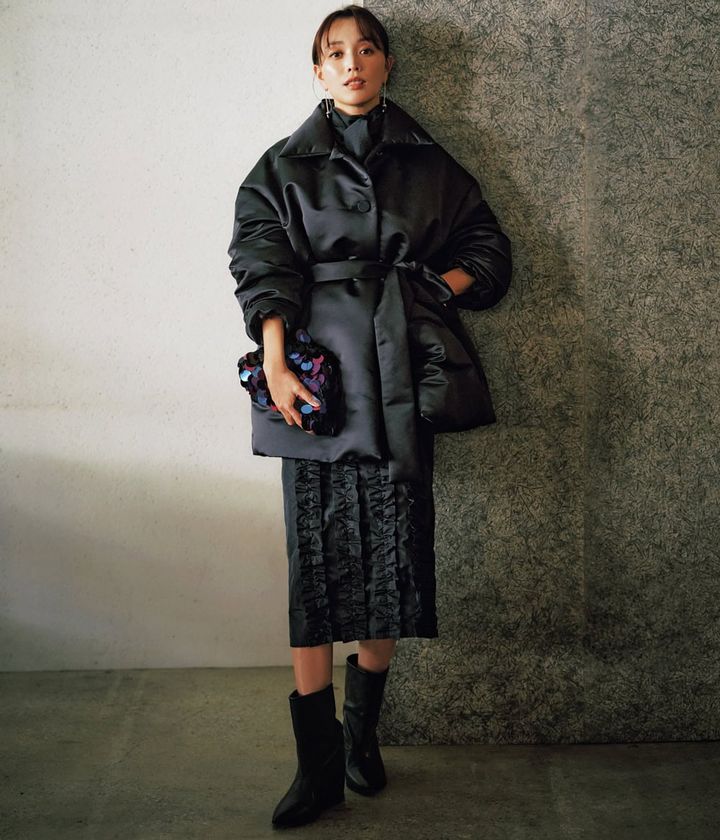 蛯原友里 オブリオ 黒ダウンジャケット 黒スカート コーディネート