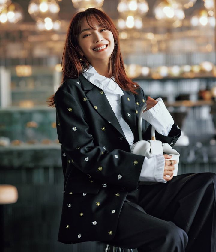 蛯原友里 イエナ ラ ブークル 花柄刺繍ジャケット 白シャツ 黒パンツ コーディネート