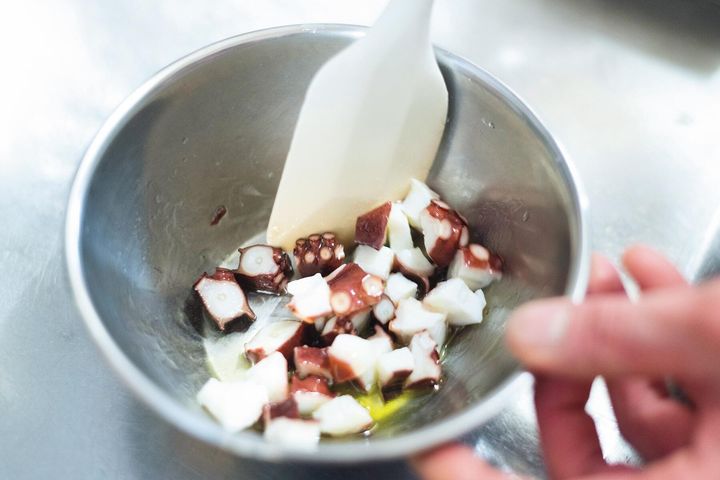 タコをマリネする