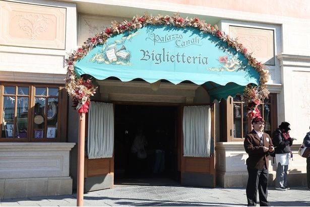 カーニバルのデコレーションが施された「ビリエッテリーア」の入り口