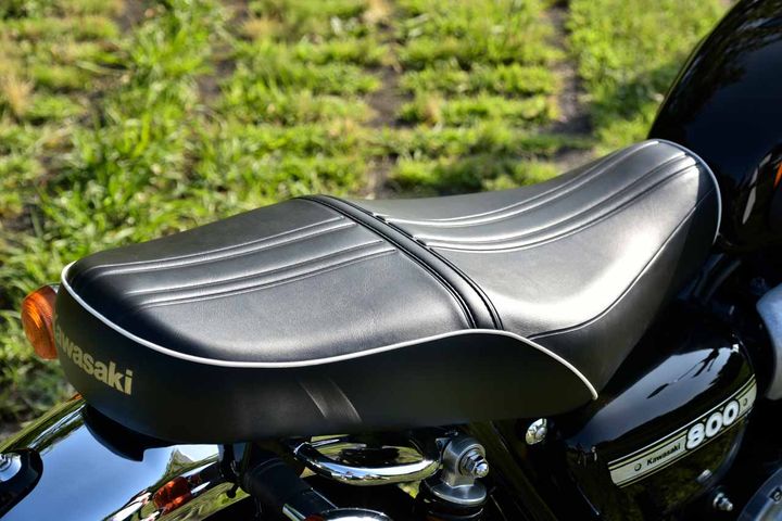 白いパイピングとオリジナルパターンのシートを採用