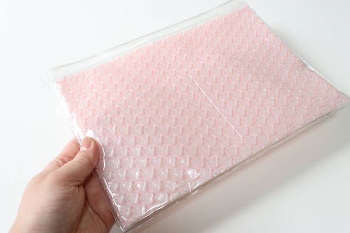 ダイソーのプチプチポーチ（ハート、27.2cm×20cm）のビジュアル