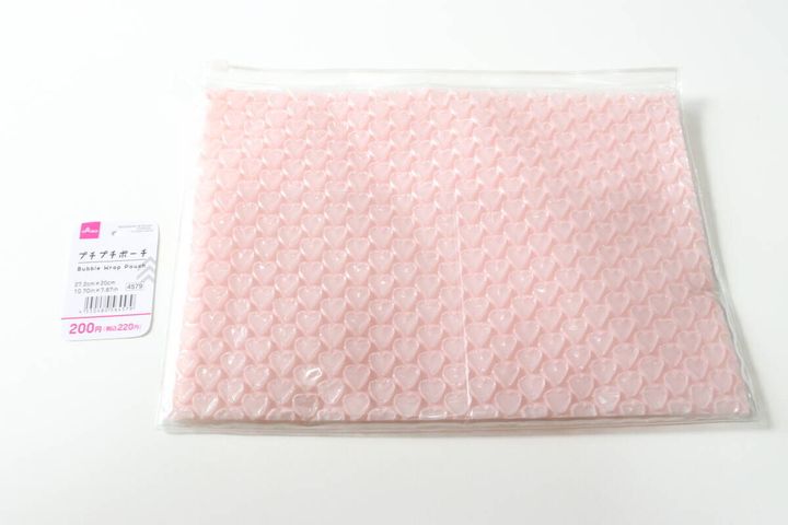 ダイソーのプチプチポーチ（ハート、27.2cm×20cm）のパッケージ