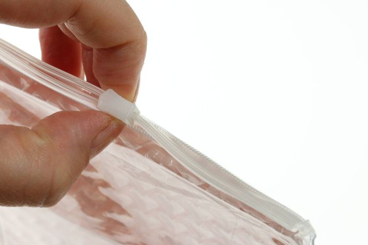 ダイソーのファスナー付きプチプチポーチ（ハート、27.2cm×20cm）