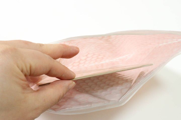 ダイソーのプチプチポーチ（ハート、27.2cm×20cm）にグッズを入れる