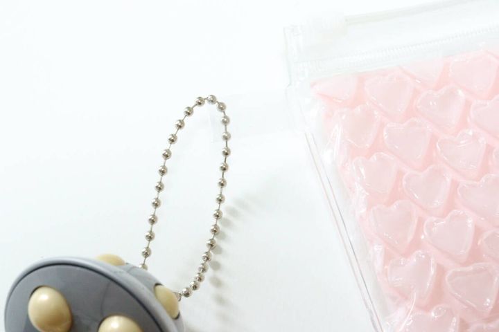 ダイソーのプチプチポーチ（ハート、27.2cm×20cm）にキーホルダーを付ける