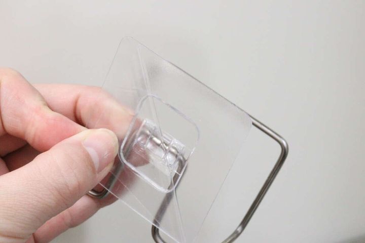 粘着式ステンレススポンジホルダー 剥離紙をはがす