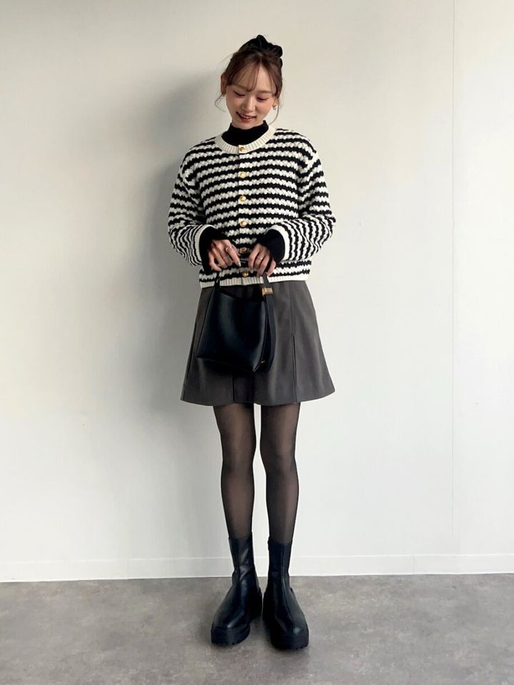2026大人女性グレーミニスカートコーデ