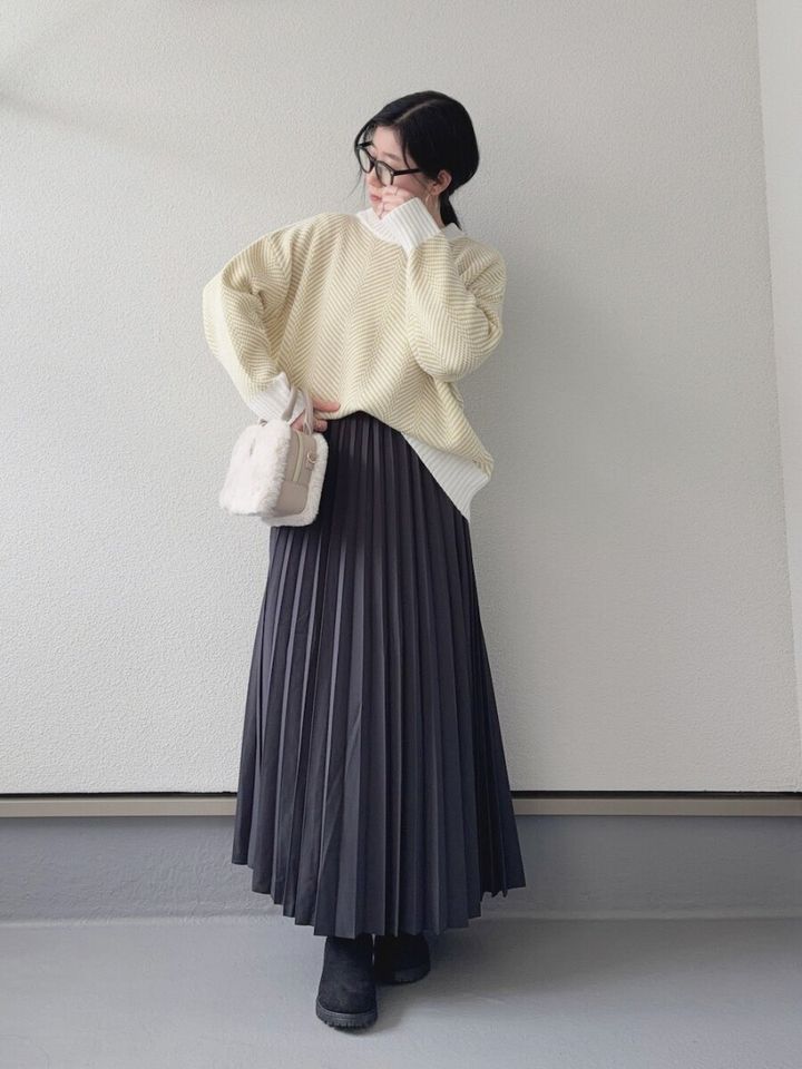 2026大人女性グレープリーツスカートコーデ