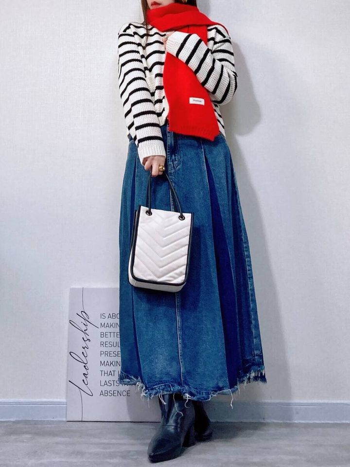 GUツイーディーニットボーダーカーディガンとデニムスカートコーデ