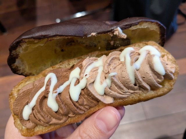 クワトロチョコエクレア 断面とチョコクリームの層