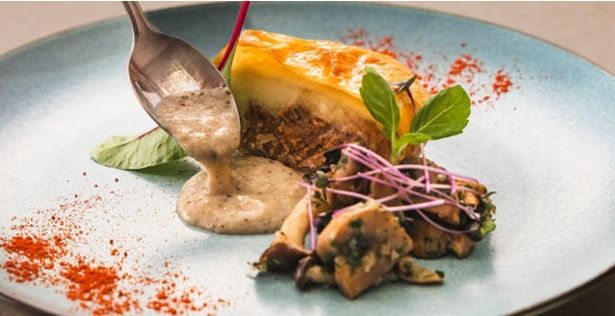 「牛肉のパルマンティエ風 パイ包み焼き トリュフ風味の茸ソース」