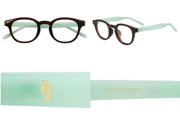 年齢や性別問わず、かけやすいフレームをベースに、メンバーカラーをプラスしている