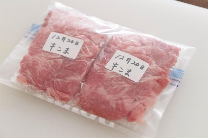 シールに内容と日付を書いてはり、冷凍庫へ。