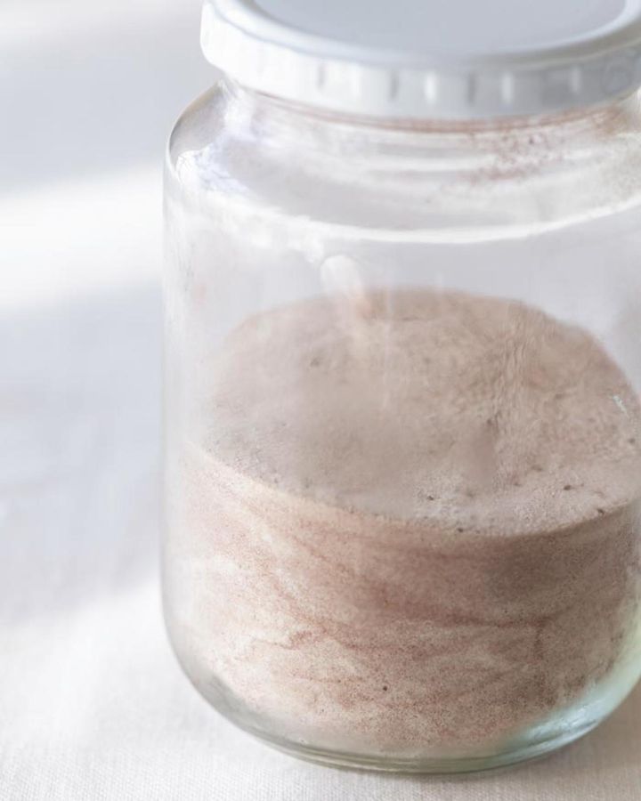 食事だけではたんぱく質が足りないと思うときはプロテインも。ココアとまぜて飲む。