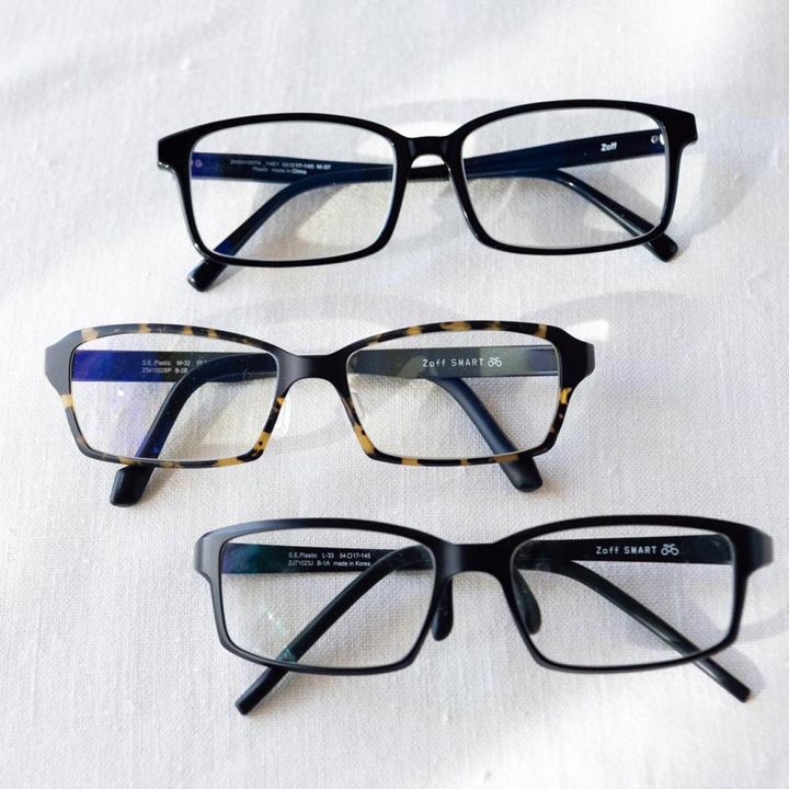 同じようなデザインのメガネをいくつも持っています。