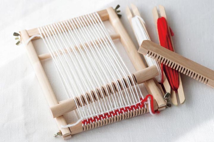 これもお土産で買ってきた海外のおもちゃの機織り機。おもちゃだけれどちゃんと作れます。