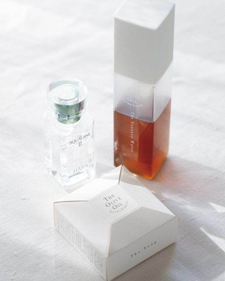 愛用のスキンケア製品。オリーブオイルの洗顔せっけんでさらっと洗って、化粧水とスクワランオイルをつけるだけ。