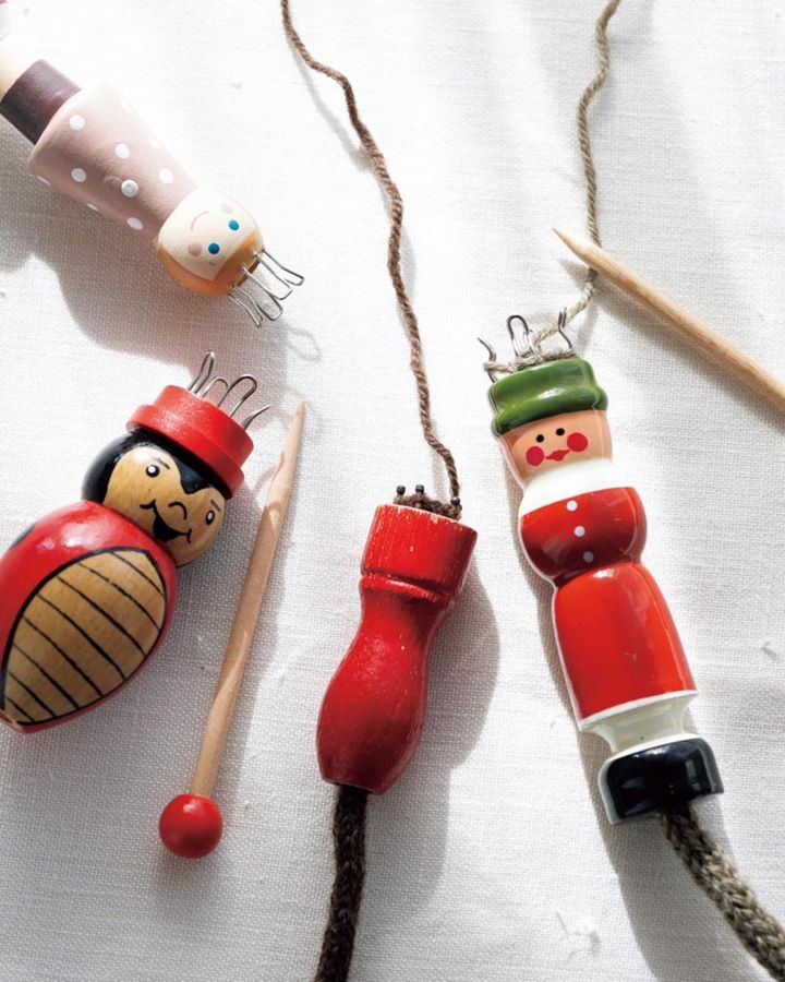 中央の赤いリリアンは子ども時代のもの。ほかは国内外で買ったコレクションの一部。編んだひもでなべ敷きを作ったり。