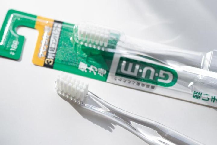 歯磨きは手動で。コンパクトなヘッドの歯ブラシを使用。