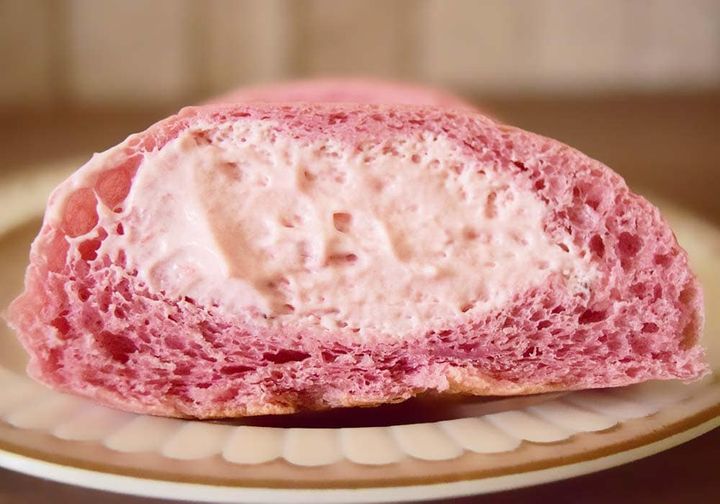 クリームたっぷり！ ふわもち冷やしクリームパン いちごホイップ