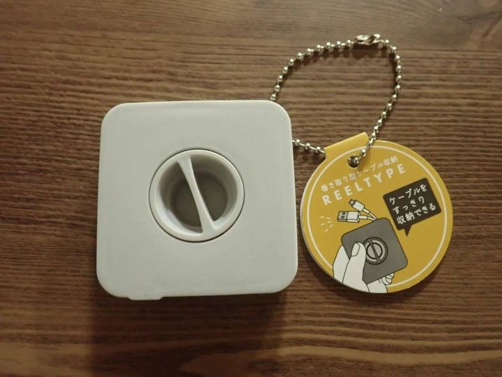 DAISO(ダイソー)：巻き取り型ケーブル収納