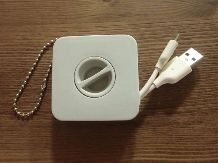 DAISO(ダイソー)：巻き取り型ケーブル収納