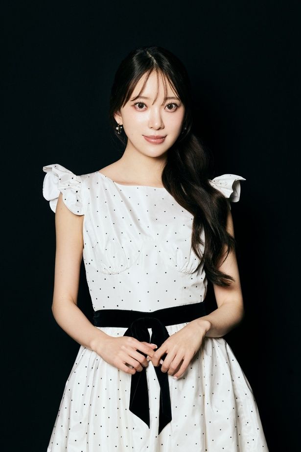 【写真を見る】ゴシックホラー感も演出する白いワンピースがすてき！堀未央奈、撮りおろしショット 撮影/河内彩