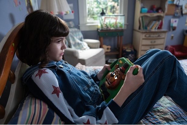 前作から成長したアビー。持っているオモチャにはフレディが…？ [c]2025 UNIVERSAL STUDIOS