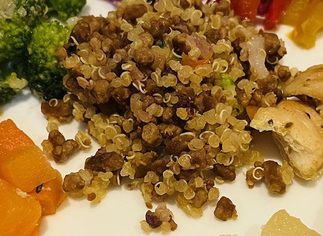 第1位「1/3日分の野菜を使った雑穀ごはん スパイスチキンと彩りサラダ」