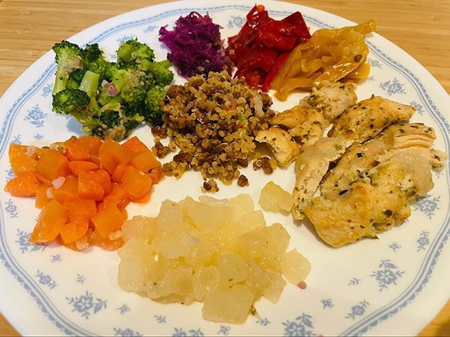 第1位「1/3日分の野菜を使った雑穀ごはん スパイスチキンと彩りサラダ」