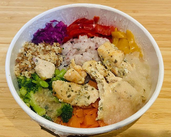 第1位「1/3日分の野菜を使った雑穀ごはん スパイスチキンと彩りサラダ」