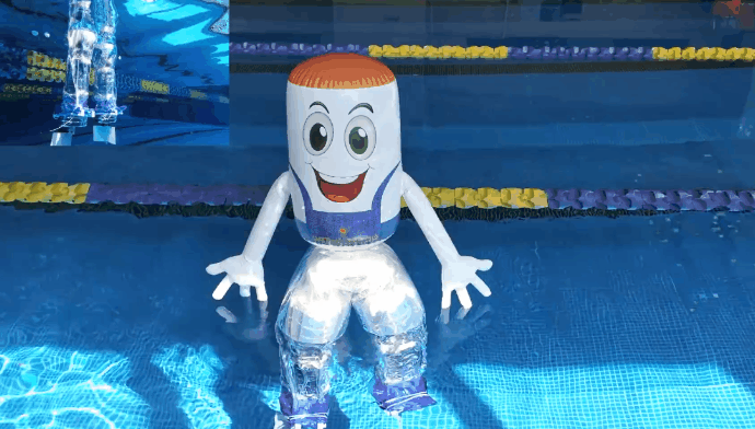 笑顔のロボットが水の上を歩く――密度は水の6％