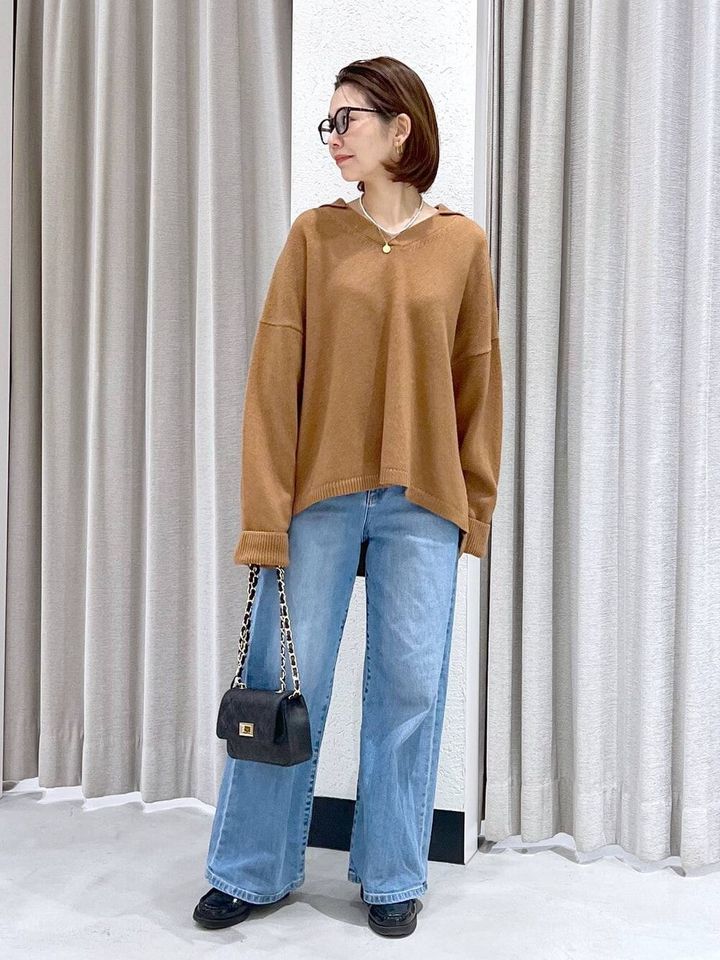 ワイドとストレートの中間シルエットはどんなアイテムにも合わせやすい 出典：WEAR