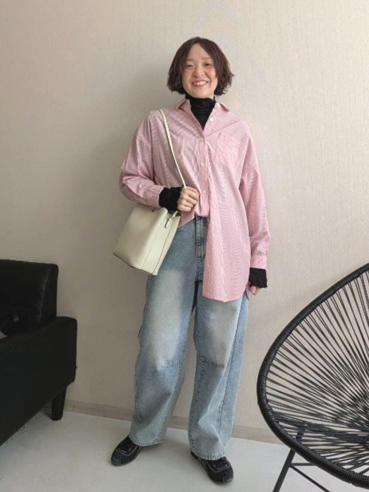 太めのワイドデニムにきれい色シャツを合わせて 出典：WEAR