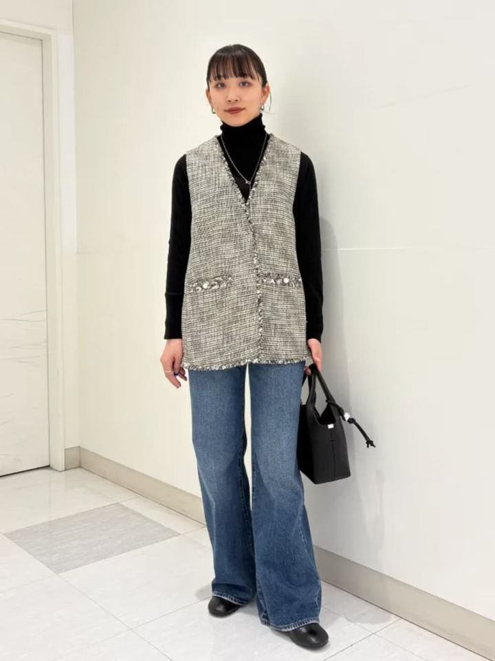 ツイード素材のベストできれいめに 出典：WEAR